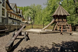 Children’s play area – outdoor