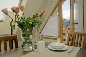 Apartamento, varias camas | Cocina privada | Frigorífico, microondas, placa de cocina y cafetera o tetera