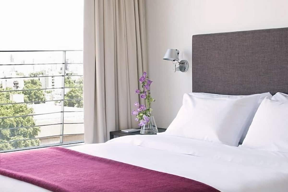 Ropa de cama de alta calidad y minibar
