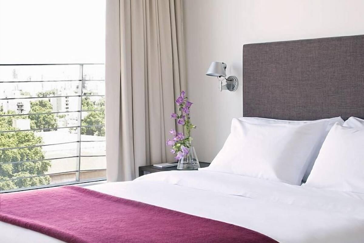 Suite | Seprai premium, minibar, brankas, dan meja kerja