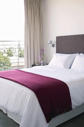 Suite | Ropa de cama de alta calidad, minibar, caja fuerte y escritorio