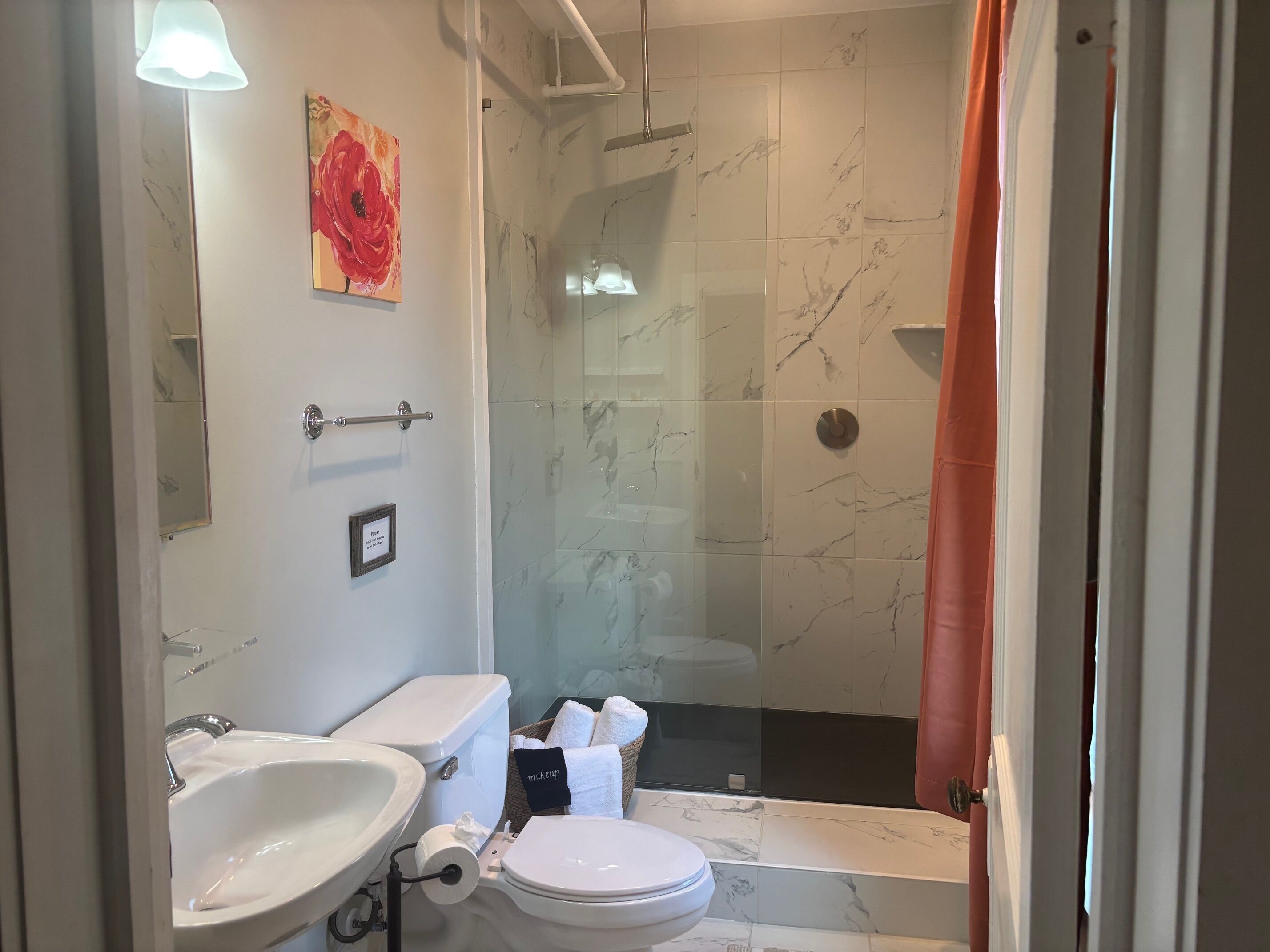 Ein Badezimmer mit Toilette, Waschbecken und Dusche.