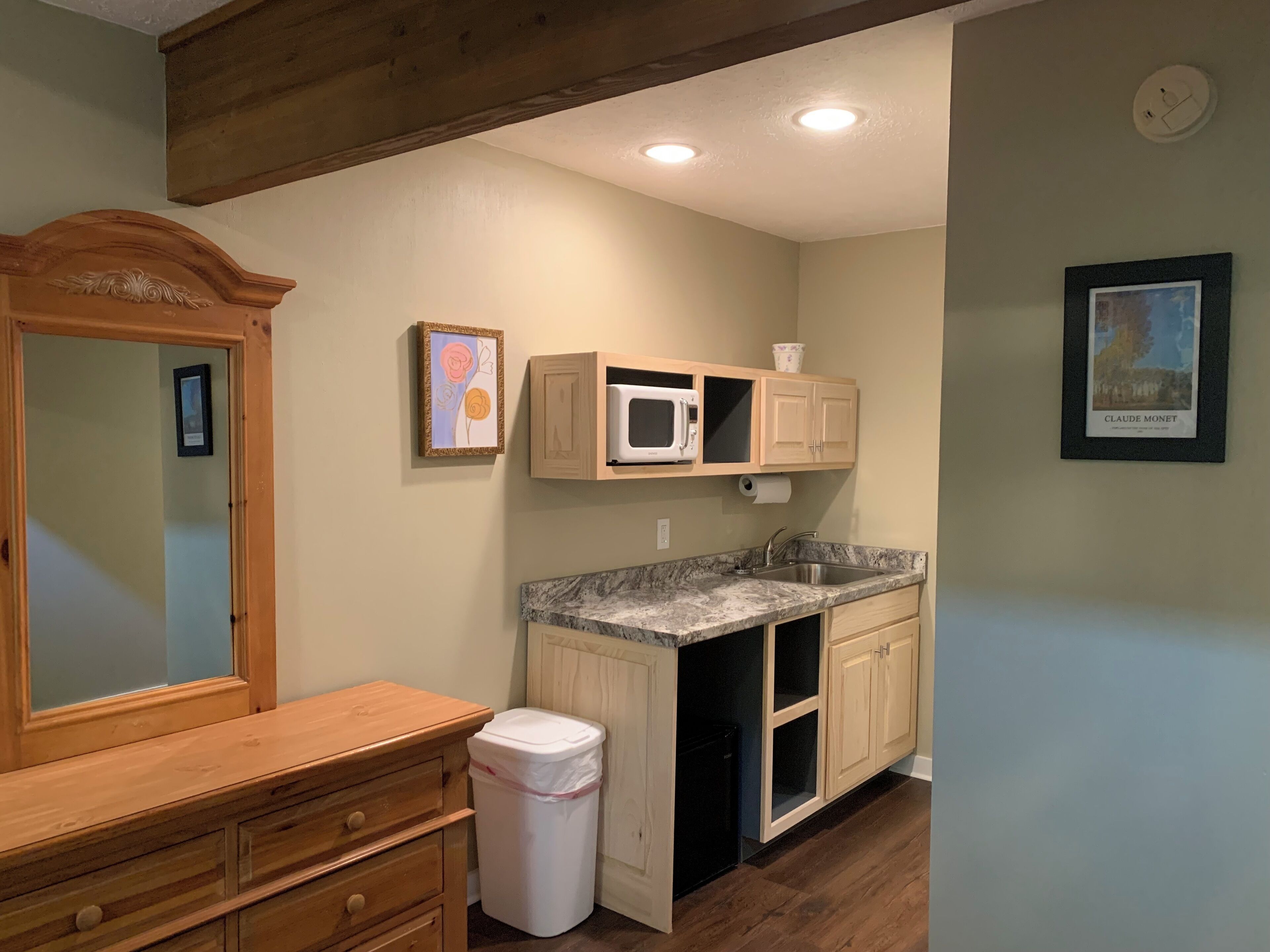 signature suite, 2 bedrooms, balcony, mountain view | individually decorated, individually furnished, iron/ironing board