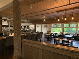 Cocina americana, con vista al jardín 