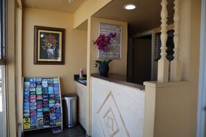 Reception - Capri Motel (Santa Cruz)