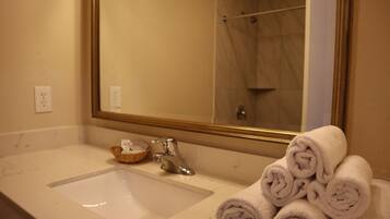 Hårføner og håndklær