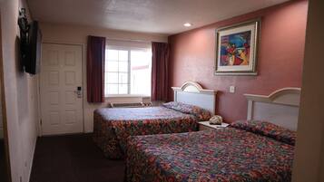 Rom – standard, 2 queensize-senger | Safe på rommet, skrivebord, strykejern/-brett og wi-fi (inkludert)