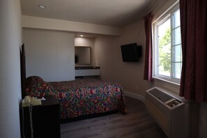 Quarto standard, 1 cama Queen | Cofres nos quartos, escrivaninha, ferros/tábuas de passar roupa