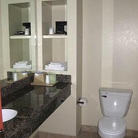 Ducha y bañera combinadas, secador de pelo, toallas y jabón