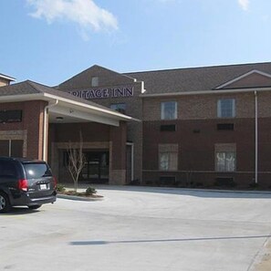 Um edifício de tijolos com uma placa indicando 