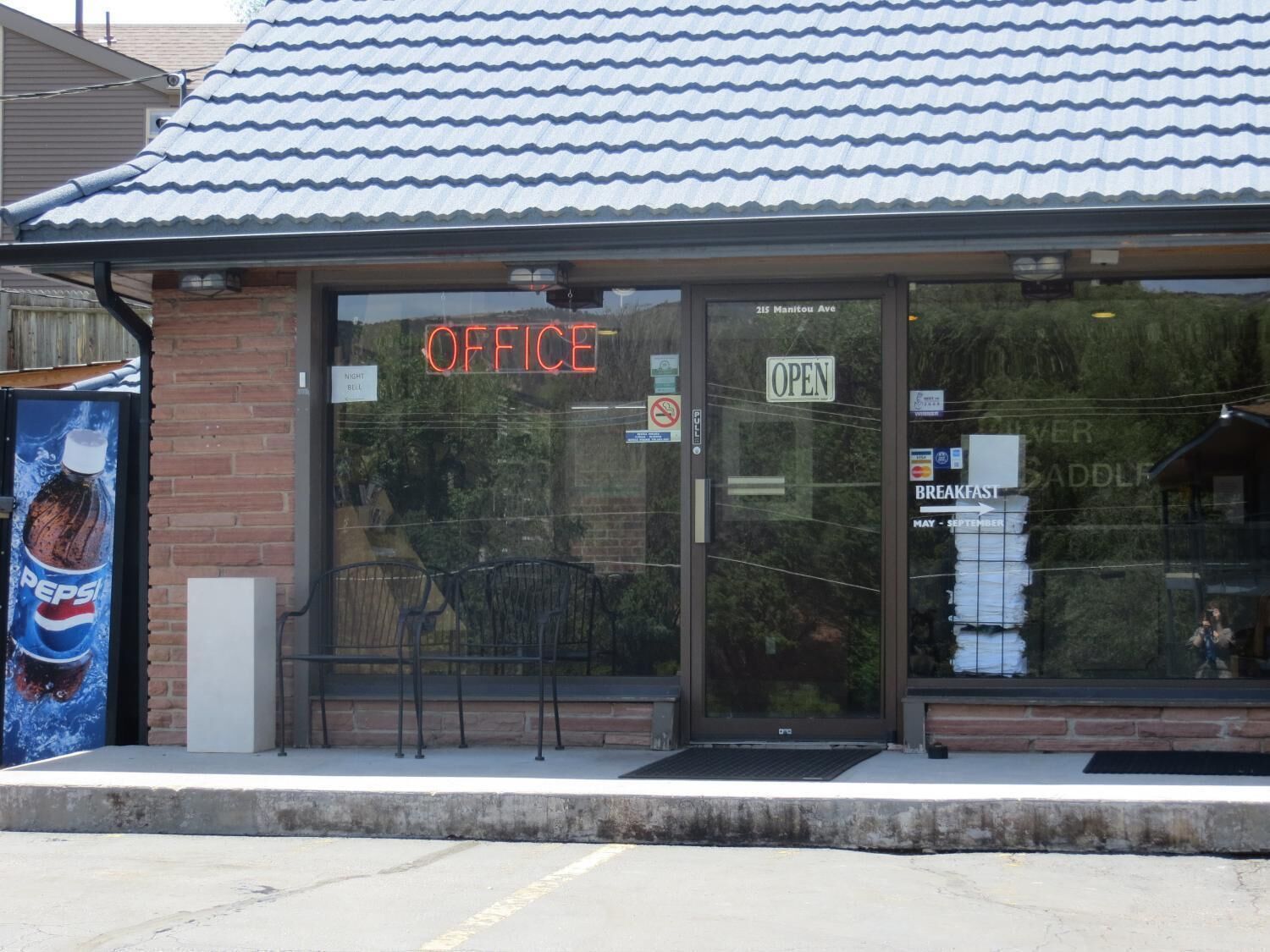 Un edificio con un letrero que dice "OFFICE" y "OPEN".