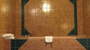 Deluxe Room, 1 King Bed, Jetted Tub | Bathroom | Free toiletries, hair dryer, towels
