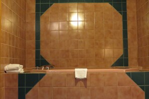 Deluxe Room, 1 King Bed, Jetted Tub | Bathroom | Free toiletries, hair dryer, towels - Silver Saddle Motel (Manitou Springs)