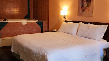 Habitación Deluxe, 1 cama de matrimonio grande, bañera de hidromasaje | Espacio para trabajar con un portátil y tabla de planchar con plancha