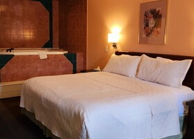 Espacio para trabajar con laptop y tabla de planchar con plancha