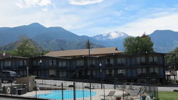 Una piscina al aire libre de temporada