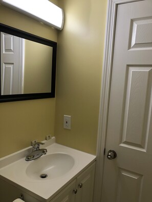 Zimmer, 1 Queen-Bett | Badezimmer | Handtücher