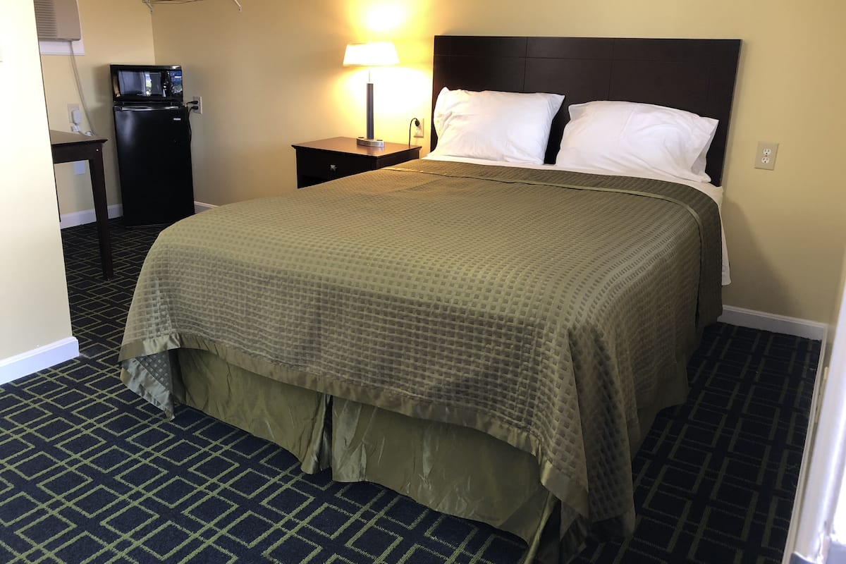 Room, 1 Queen Bed | Desk, free WiFi, bed sheets