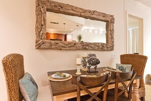 Condo, 3 Bedrooms, 2 Bathrooms, Beach View | In-room dining