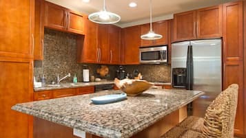 Condo, 3 quartos, 2 banheiros, vista para a praia | Cozinha privada | Geladeira grande, micro-ondas, cooktop, lava-louças