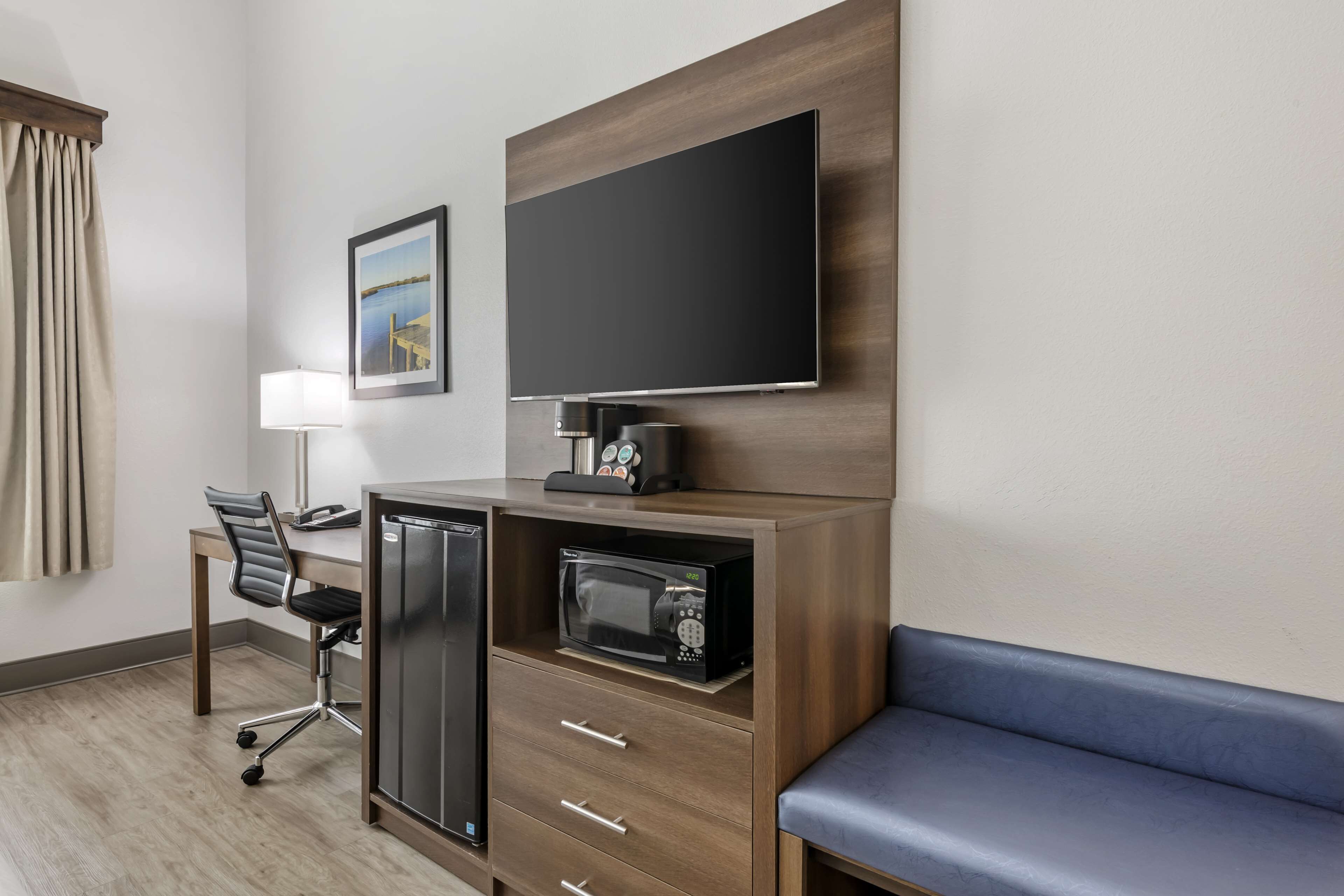 standard room, 1 king bed, non smoking, refrigerator & microwave | premium bedding, down duvets, desk, laptop workspace