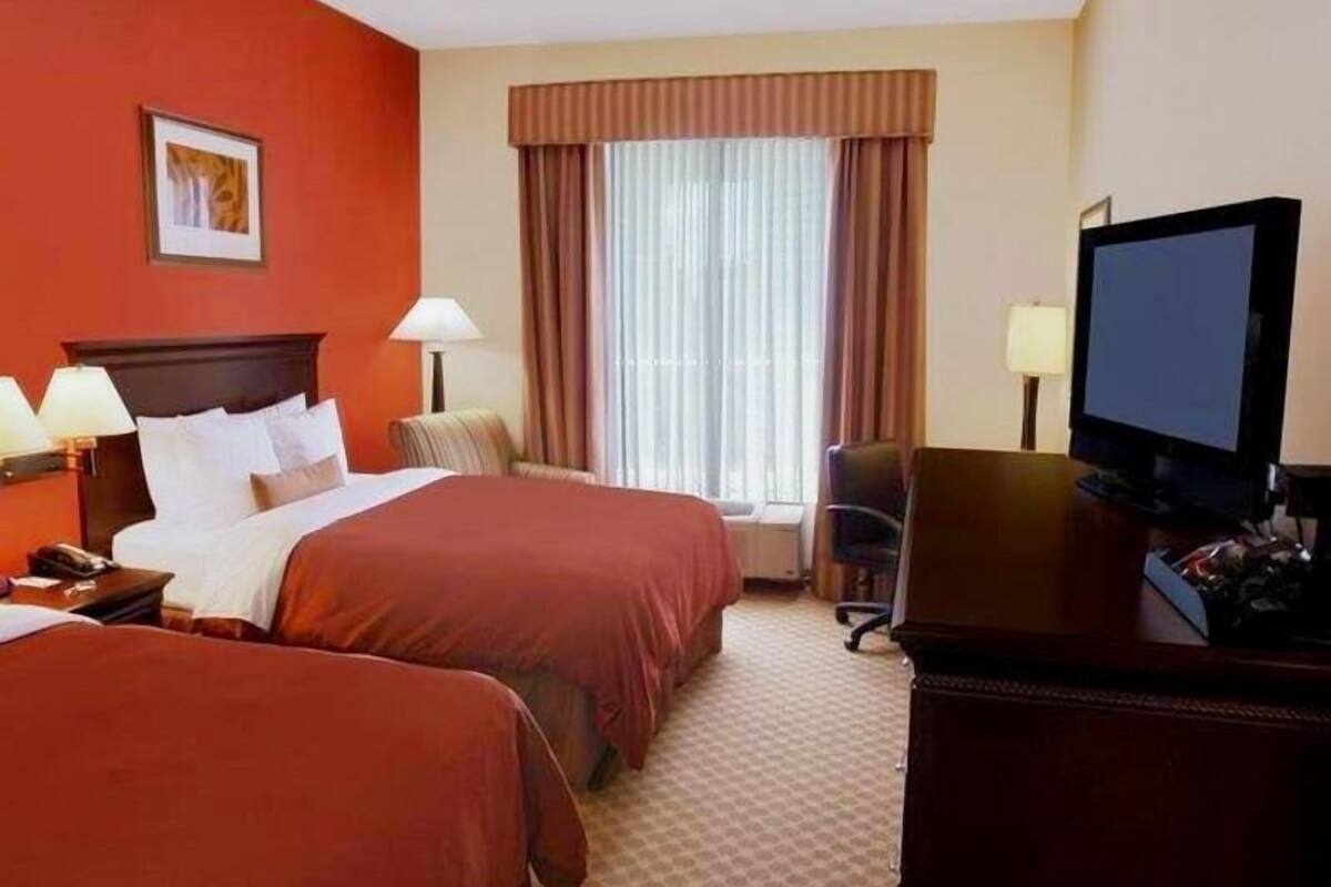 أغطية فراش متميزة وألحفة محشوة بالريش ومكتب ومساحة عمل للكمبيوتر المحمول