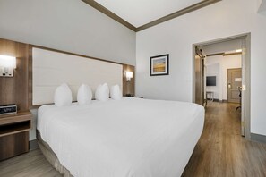 أغطية فراش متميزة وألحفة محشوة بالريش ومكتب ومساحة عمل للكمبيوتر المحمول