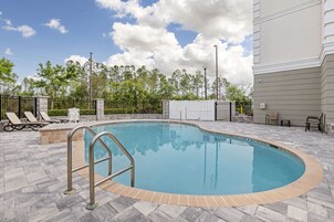 Piscina externa, funciona das 7h às 22h, guarda-sóis, espreguiçadeiras