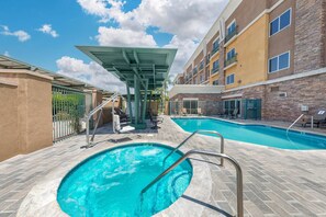 Outdoor pool, open 8:00 AM to 10:00 PM, pool umbrellas, pool loungers - Comfort Suites Ontario Airport Convention Center (Ontario)