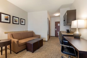 Standard Room, 1 Katil Raja (King) dengan Katil Sofa, Non Smoking | Tilam berlapik, peti besi dalam bilik, meja, ruang kerja komputer riba 