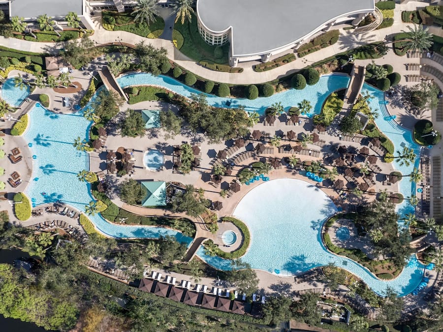 Utendørsbasseng, bassengtelt (mot betaling) og bassengparasoller