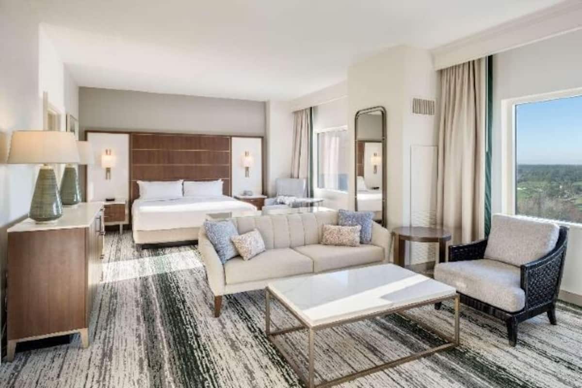 Premium bedding, in-room safe, desk, blackout drapes