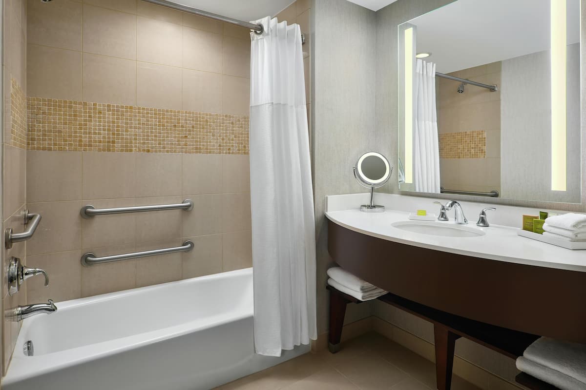 Articles de toilette de luxe, sèche-cheveux, serviettes fournies