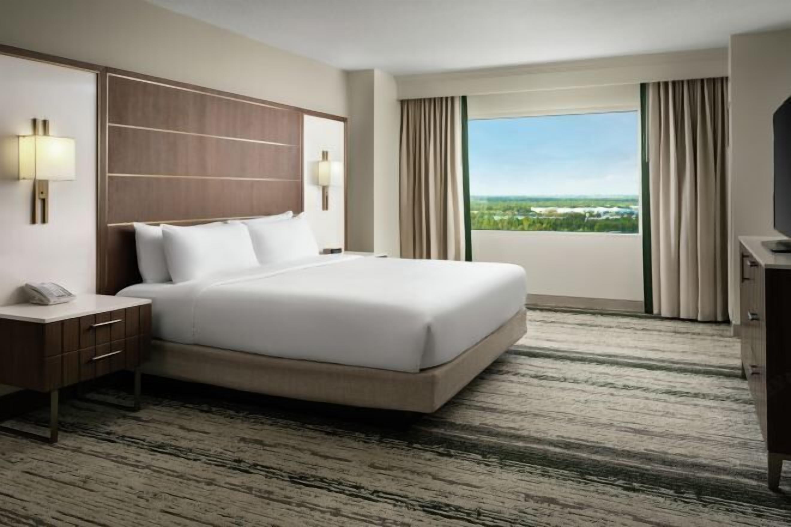 Premium bedding, in-room safe, desk, blackout drapes