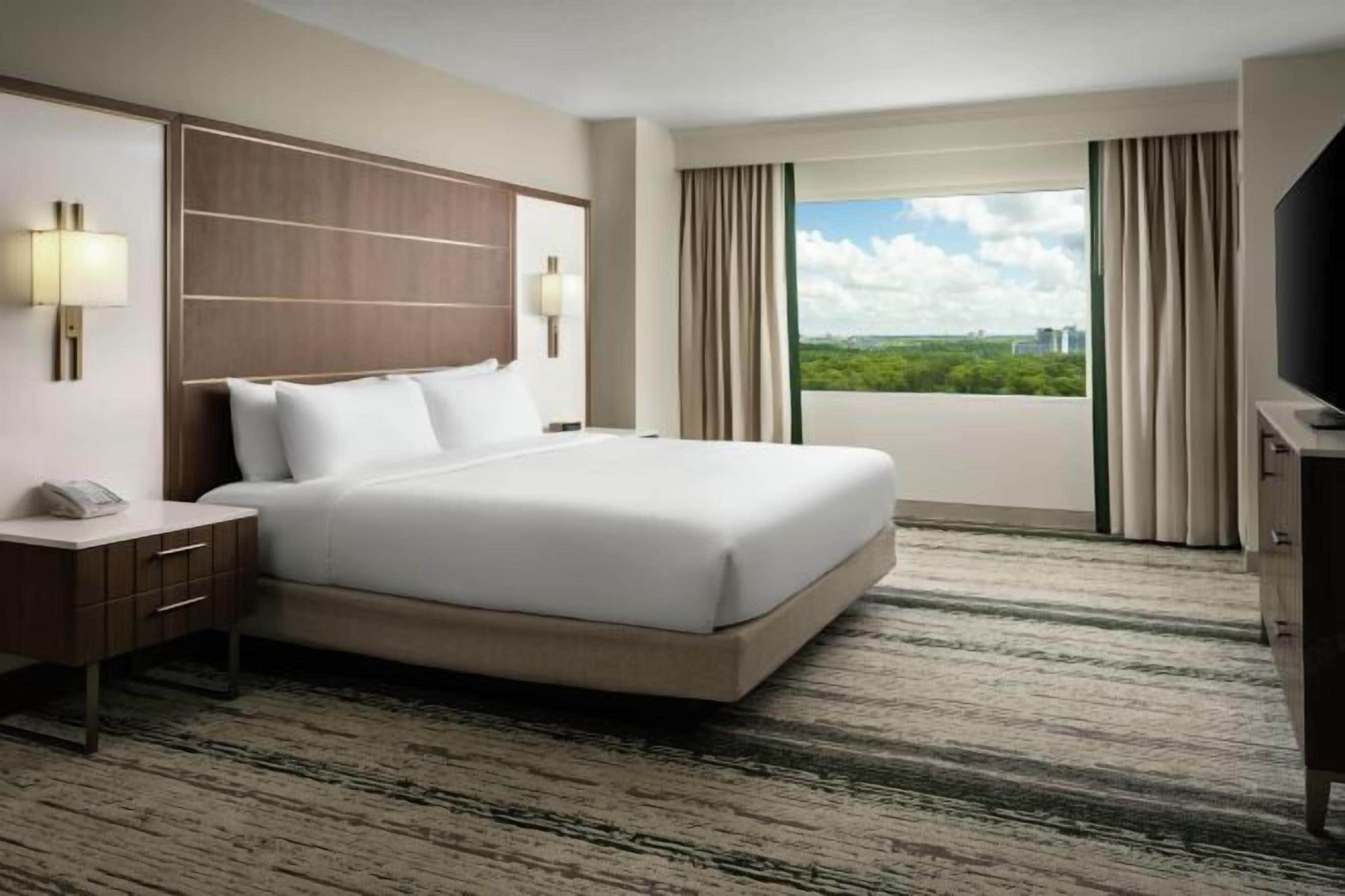 Premium bedding, in-room safe, desk, blackout drapes