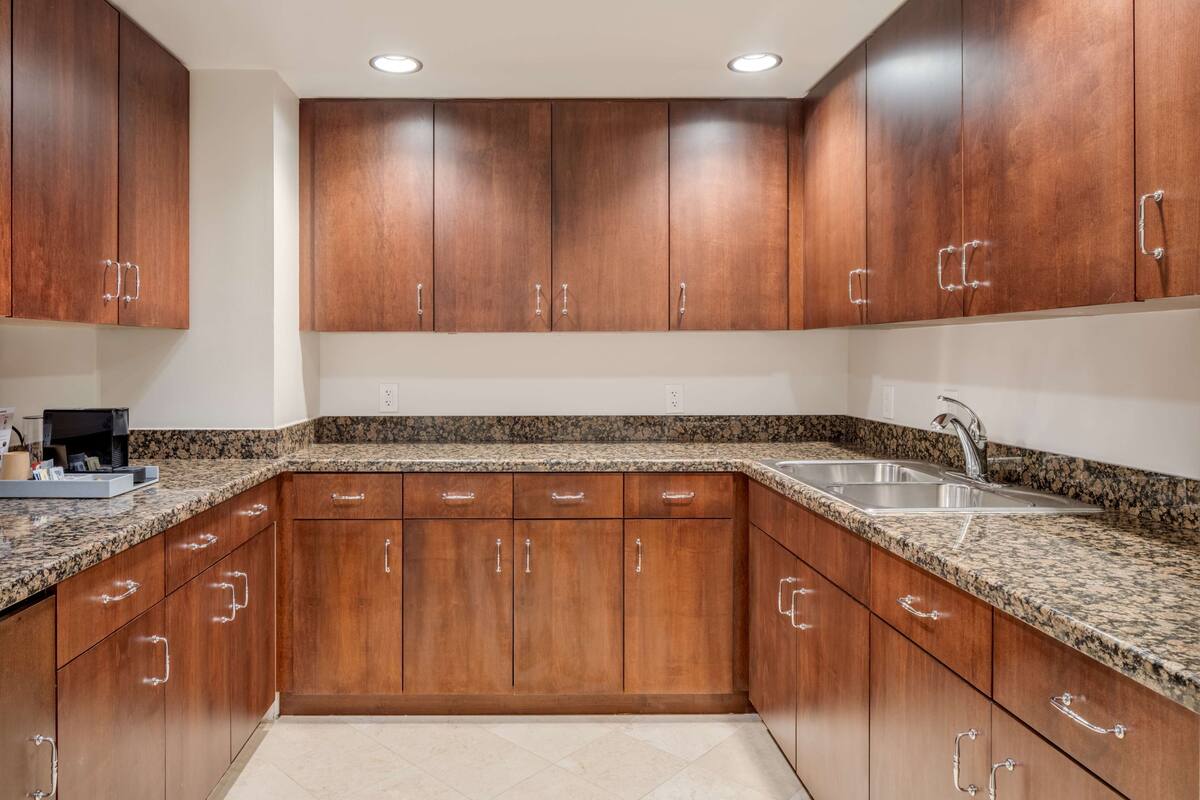 fridge, coffee/tea maker