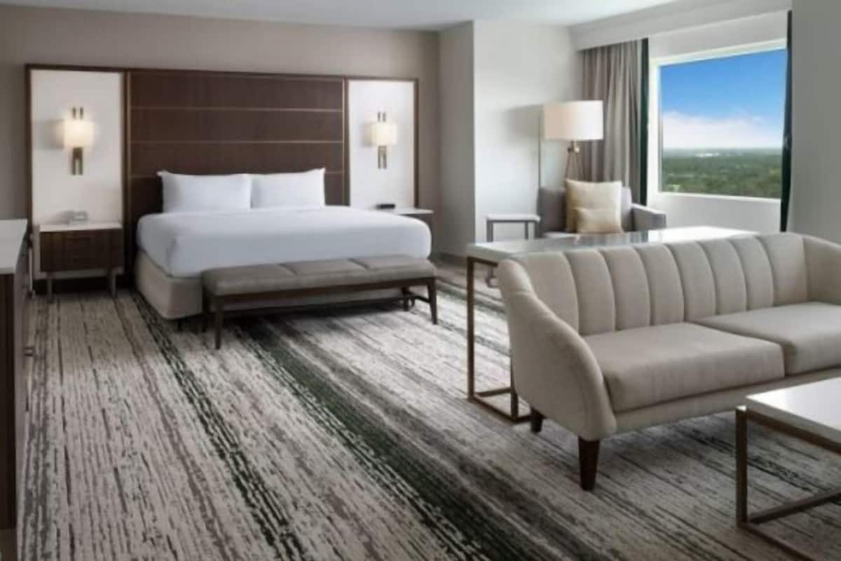 Premium bedding, in-room safe, desk, blackout curtains