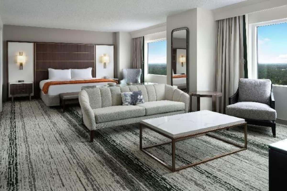 Premium bedding, in-room safe, desk, blackout drapes