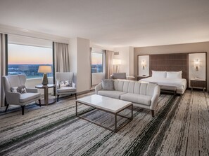 Ropa de cama de alta calidad y caja de seguridad en la habitación 