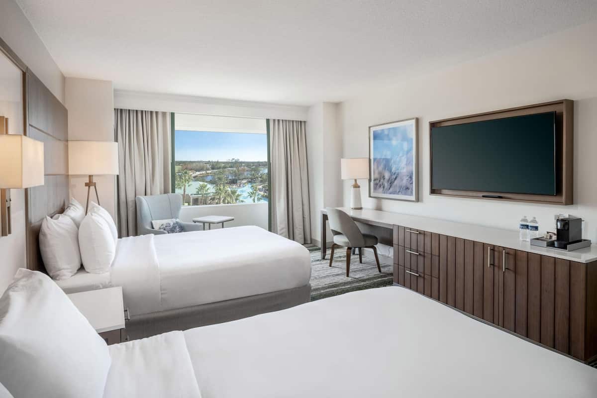 Chambre, 2 grands lits (Disney Fireworks View) | Literie de qualité supérieure, coffres-forts dans les chambres, bureau