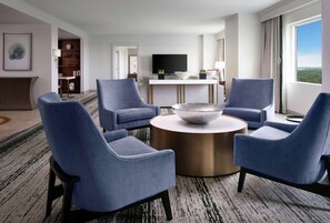 Ropa de cama de alta calidad y caja de seguridad en la habitación 