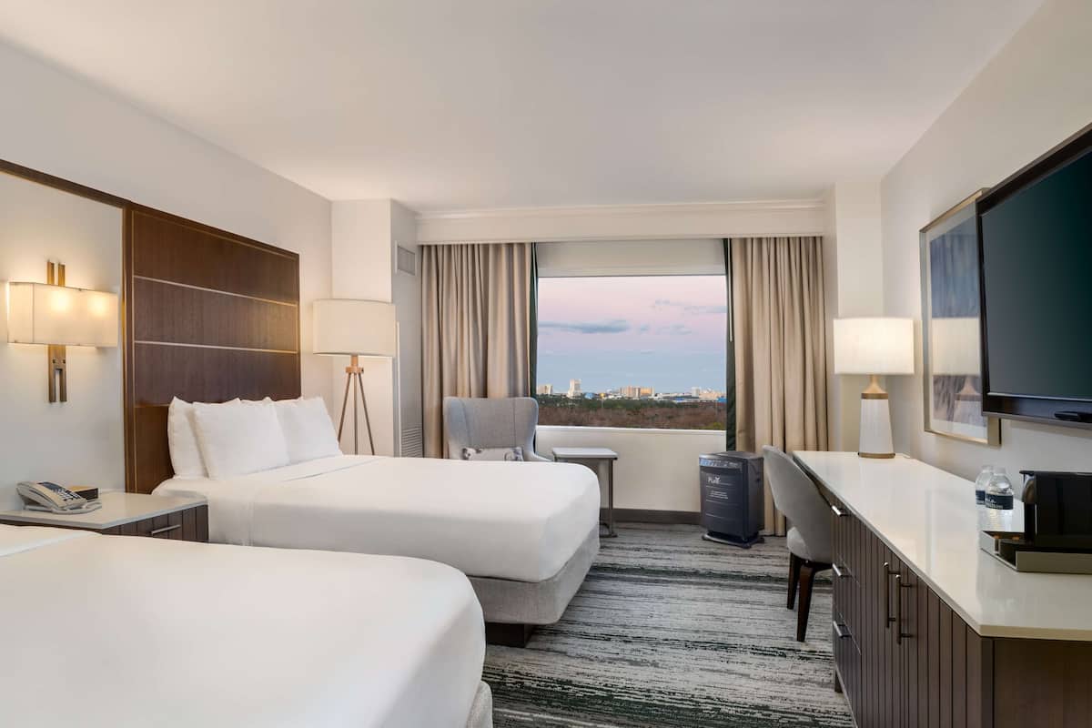 Room, 2 Queen Beds, Allergy Friendly | Hochwertige Bettwaren, Zimmersafe, Schreibtisch, Verdunkelungsvorhänge
