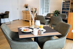 Café da manhã com buffet todos os dias (DKK 149 por pessoa) 