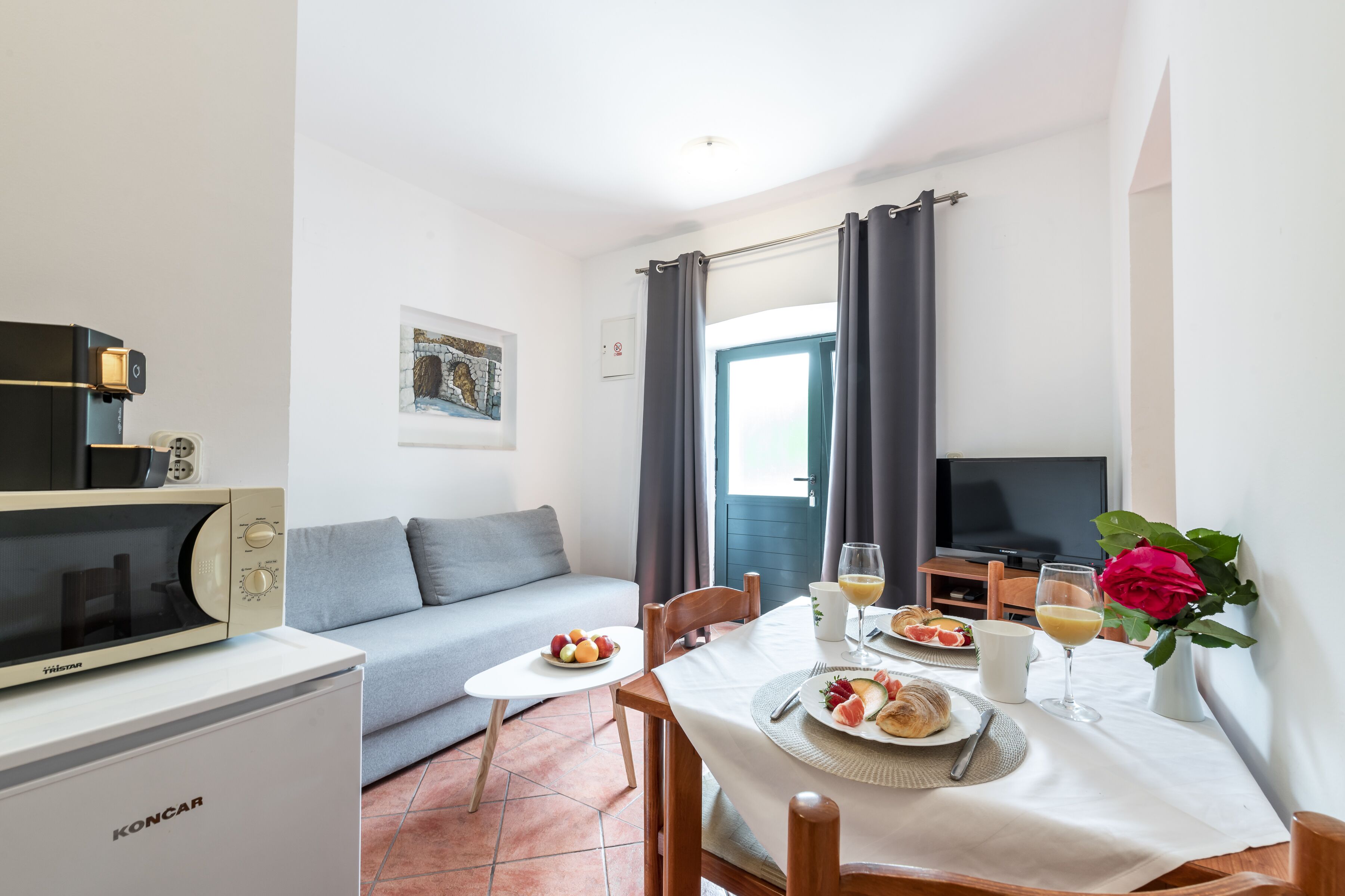 Apartamento tradicional, 1 habitación, no fumadores, planta baja | Zona de estar | Televisión de pantalla plana de 82 cm con canales por cable