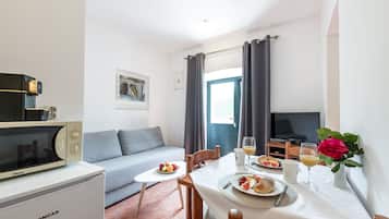 Appartamento Tradizionale, 1 camera da letto, non fumatori, al piano terra | Area soggiorno | TV a schermo piatto 82 cm con canali via cavo, TV