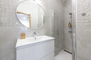 Ducha, artículos de tocador gratuitos, secador de pelo, toallas
