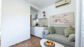 Suite Studio Classique, terrasse, vue lagon | Cuisine privée | Réfrigérateur, cafetière/bouilloire, bouilloire électrique