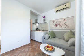 Classic Studio Suite, Terrace, Lagoon View | Private kitchen