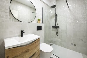 Chambre Standard avec lits jumeaux, terrasse, vue jardin | Salle de bain