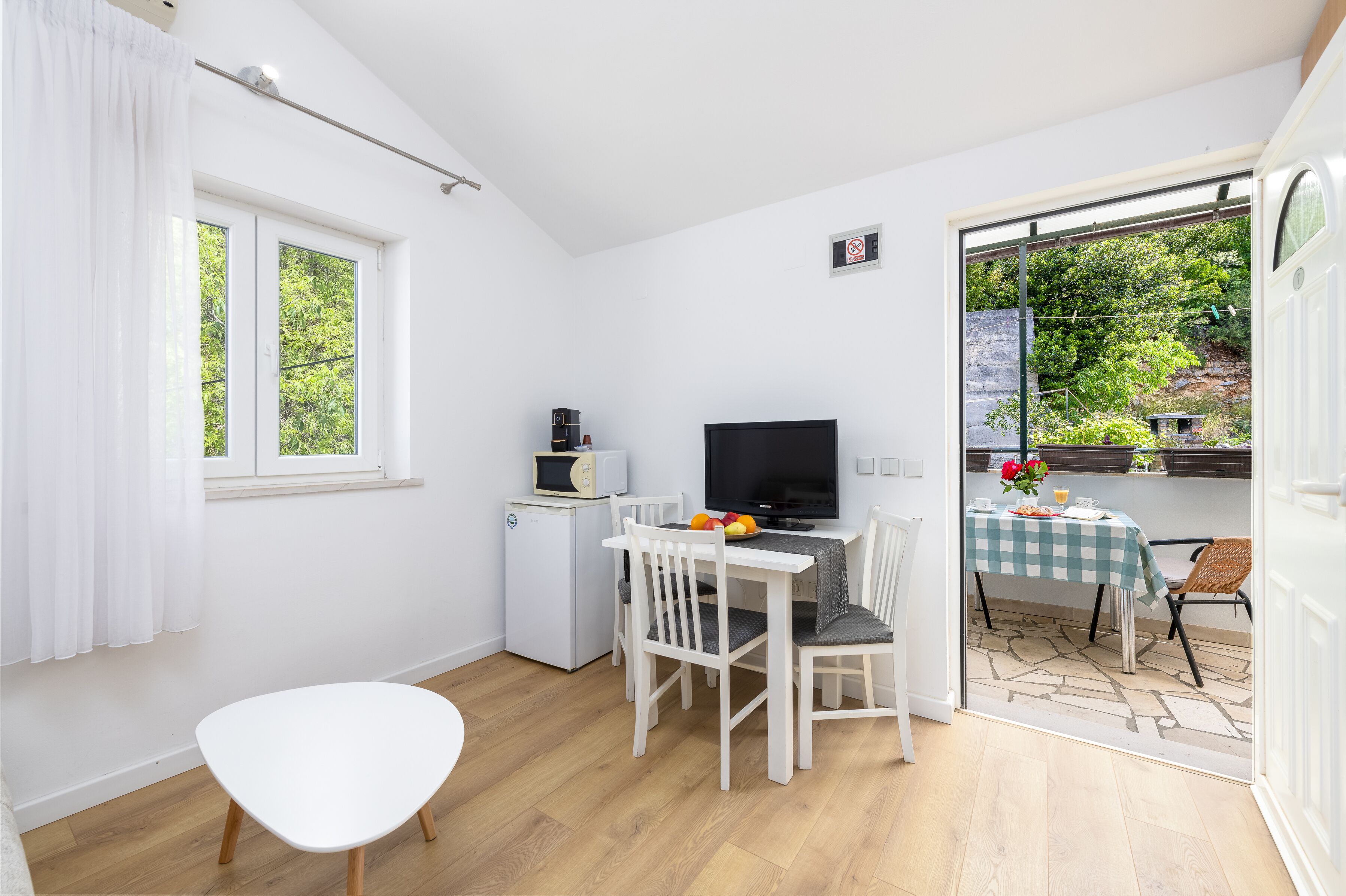 Appartement, 1 chambre, balcon, vue mer | Coin séjour | Télévision à écran plat de 82 cm avec chaînes par câble, télévision